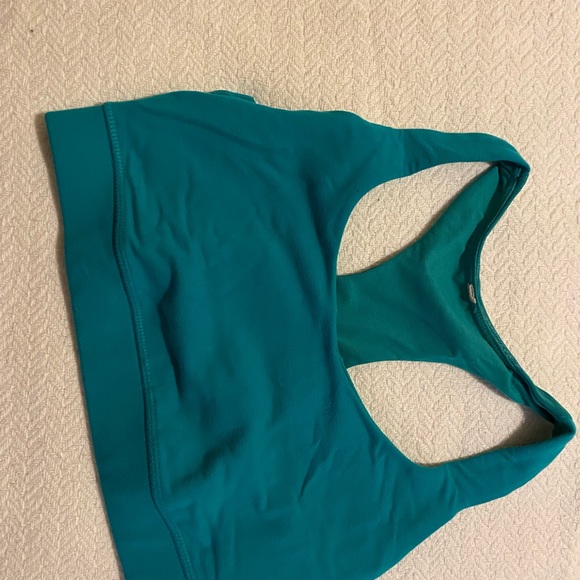 Lulu lemon sports bra size four. Cross back - Picture 3 of 3